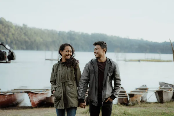 Feliz jovem asiático casal no campo apreciando a natureza — Fotografia de Stock