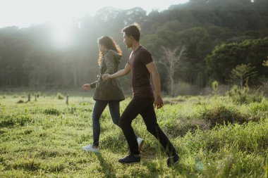Asya çift birlikte doğal olarak çalışan