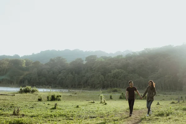 Portrait Young Man Woman Walking Together Meadow — Stock Photo, Image