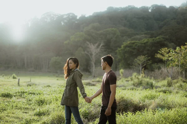 Pasangan muda Asia yang bahagia di pedesaan menikmati alam — Stok Foto