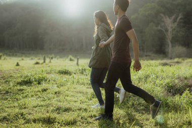 Asya çift birlikte doğal olarak çalışan