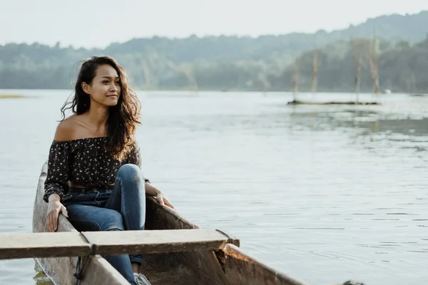 Asian young woman canoeing on lake — Stock Photo, Image