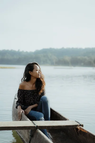 Asiatique jeune femme canoë sur lac — Photo