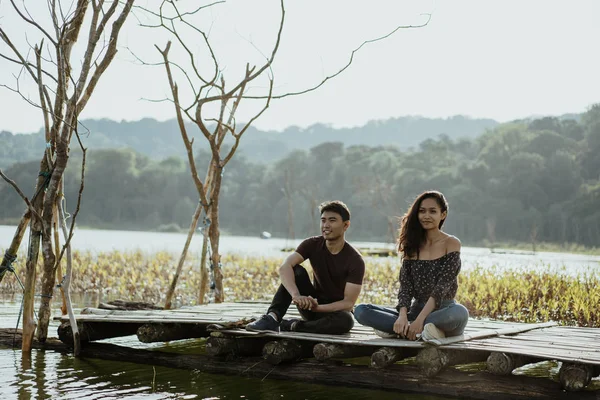 Hermoso lago con amigo juntos — Foto de Stock