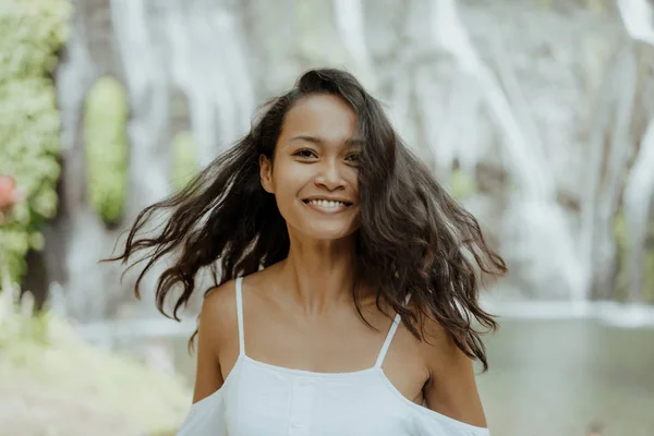 Atractivo sureste asiático mujer sonriendo — Foto de Stock