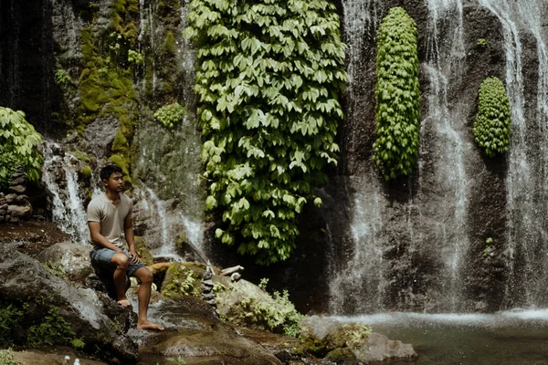 Muž si svou letní dovolenou v tropickém ostrově — Stock fotografie
