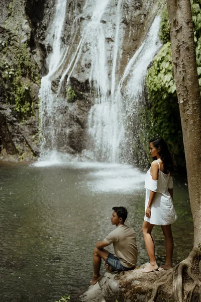 Couple regardant banyumala cascade bali — Photo