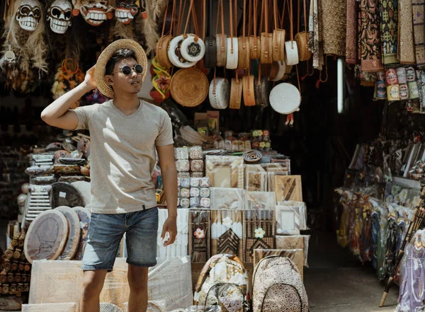 Stijlvolle jongeman poseren voor de souvenirshop — Stockfoto