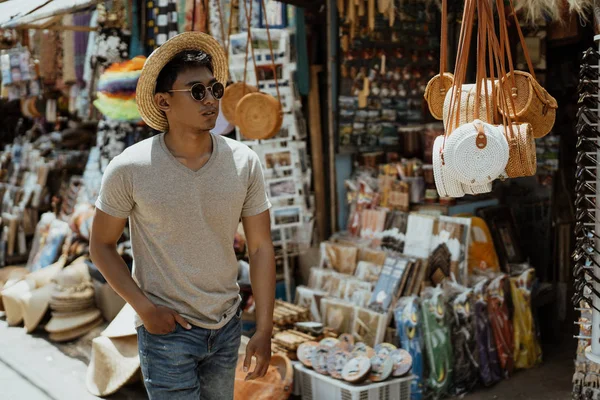 Male tourist try to buy something in souvenir shop — Stock Photo, Image