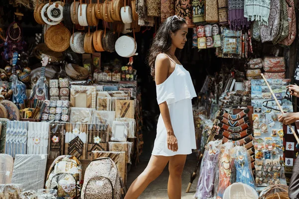 Vrouw lopen en rondkijken bij souvenirshop — Stockfoto