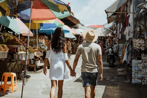 Азіатська пара туристична прогулянка в магазині сувенірного ринку — стокове фото