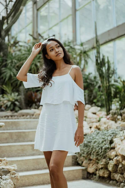 Krásná asijská žena v bílých šatech — Stock fotografie
