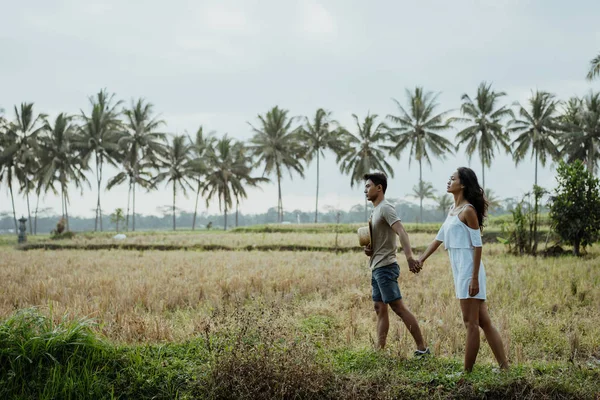 Couple marche élégante dans la rizière ensemble — Photo