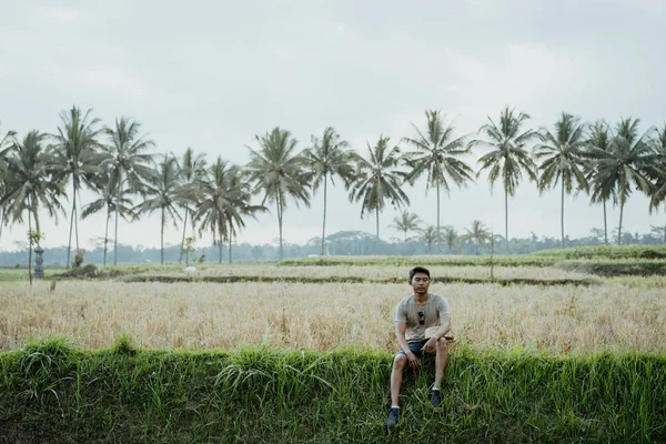 Człowiek korzystać z jego wakacji w tropikalnej wyspie — Zdjęcie stockowe