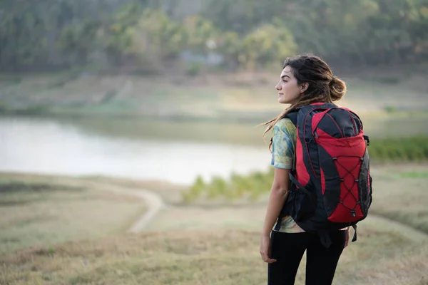 Mujer caucásica excursionista solo disfrutar de la belleza de la naturaleza, volver a competir — Foto de Stock