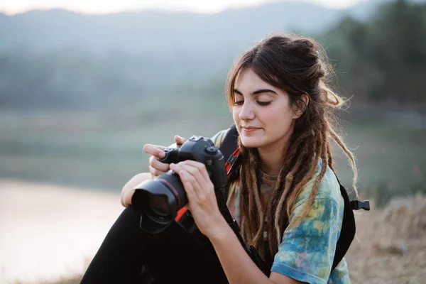 Mulher caminhante sozinho desfrutar da beleza da natureza com câmera — Fotografia de Stock