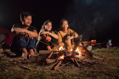 arkadaşlar eğlenmeye grup kamp