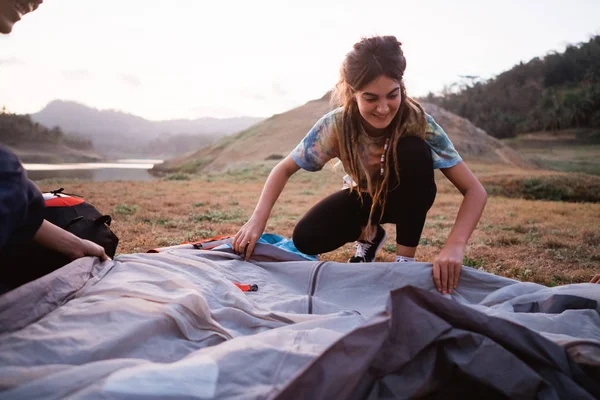 Woman hiker prepare make a tent — Stock Photo, Image