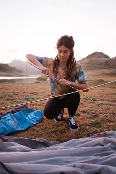 Retrato mujer excursionista preparar hacer una tienda de campaña —  Fotos de Stock