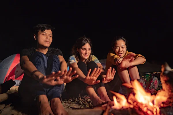Grupo de amigos divirtiéndose acampando, sintiendo frío — Foto de Stock