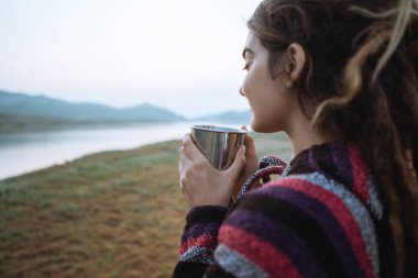 kadın içki kahve uyku modundan çıkarma sonra yakın çekim