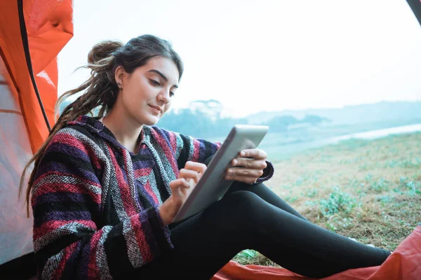 Zblízka se žena s digitálním tabletu po probuzení — Stock fotografie