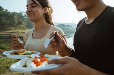 mutlu çift yan gölde kahvaltısı