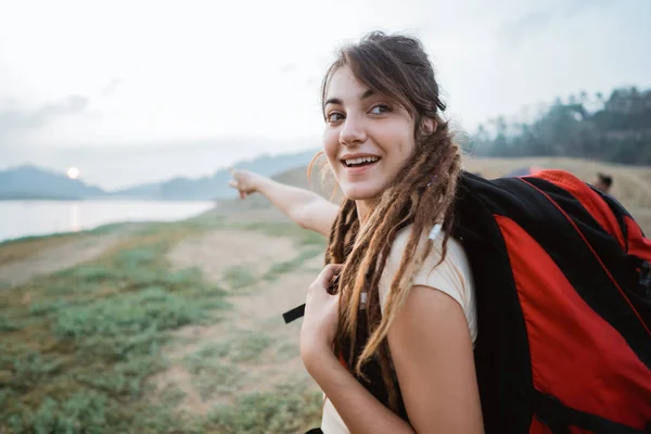 Pose caucasian woman with backpack looking back for camera — Stock Photo, Image