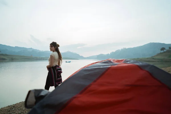 Pose caucasian woman standing near a tent — Stock Photo, Image