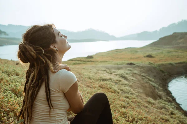 A woman enjoys fresh morning air — Stock Photo, Image