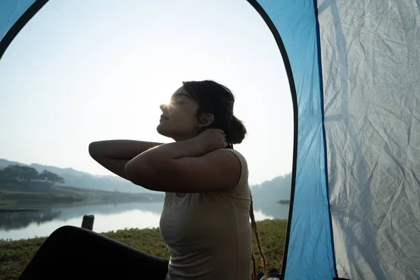 Retrato mujer caucásica se despierta por la mañana — Foto de Stock