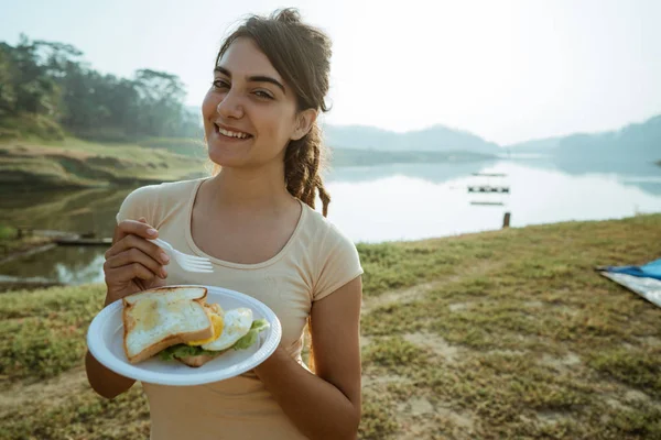Μια Γυναίκα Απολαύσετε Ευτυχισμένος Πρωινό Στη Λίμνη Πλευρά Τους Φίλους — Φωτογραφία Αρχείου