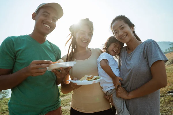 Ciesz się szczęśliwą rodzinę śniadanie w godzinach porannych — Zdjęcie stockowe