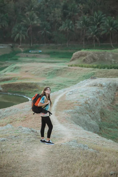 Mujer caucásica excursionista solo disfrutar de la belleza de la naturaleza — Foto de Stock