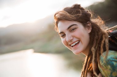 portre gülümsemek kadın kamera seyir sırt çevirmek arıyorsunuz