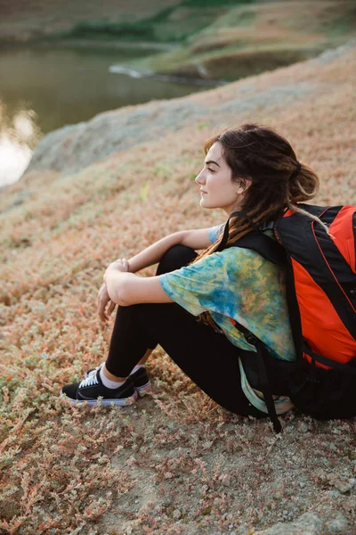 Primer plano caucásico mujer solo sentado lado lago —  Fotos de Stock