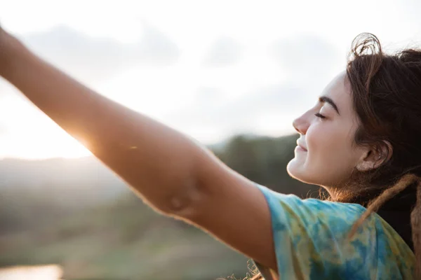 Close up a woman enjoy the morning and rise arm — Stock Photo, Image