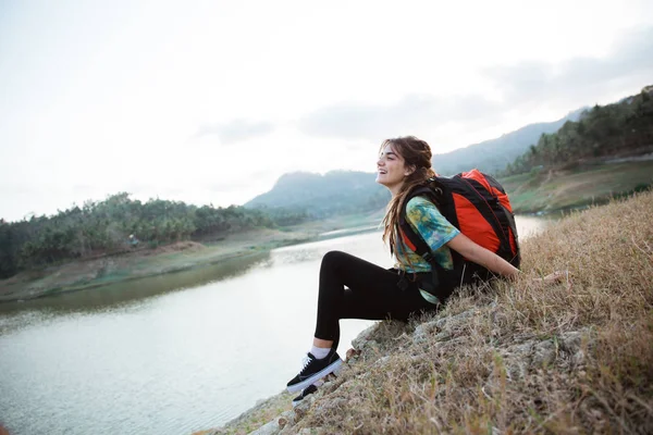 Retrato caucásico mujer solo sentado lado lago — Foto de Stock