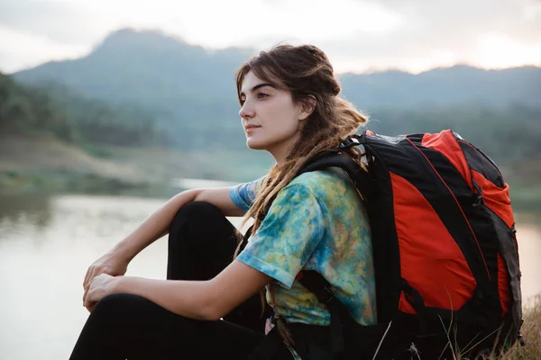 Primer plano caucásico mujer solo sentado lado lago —  Fotos de Stock