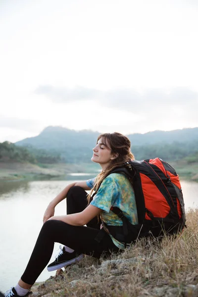 Retrato caucasiano mulher sozinho sentado lado lago — Fotografia de Stock