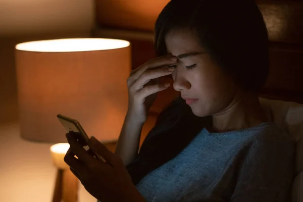Расстроенная девушка читает плохие новости со смартфона — стоковое фото