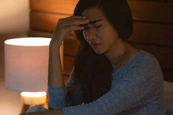 Depressie van de vrouw op haar bed — Stockfoto