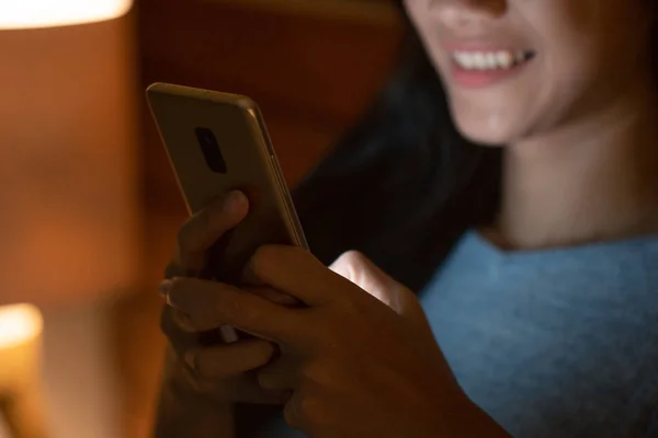 Frau schreibt SMS auf ihrem Handy — Stockfoto