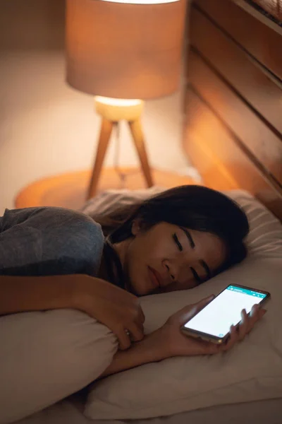 女性の携帯電話を使用した後眠りに落ちた — ストック写真