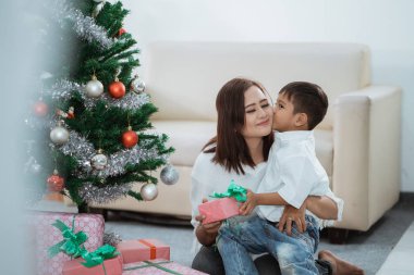 küçük çocuk annesi hediye için teşekkür