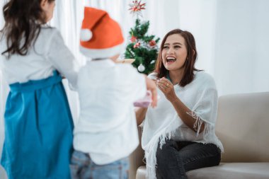 annesine hediye veren çocuklar