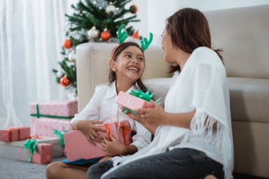 Noel gün boyunca annesinden mevcut aldıktan sonra gülerek mutlu kızı