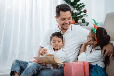Baba ve çocuklar ile şimdiki zamanda Noel günü