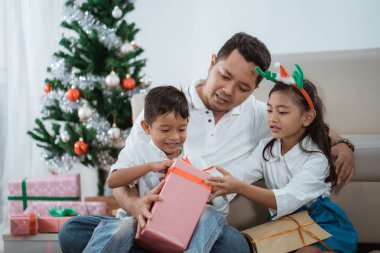 Baba ve çocuklar ile şimdiki zamanda Noel günü