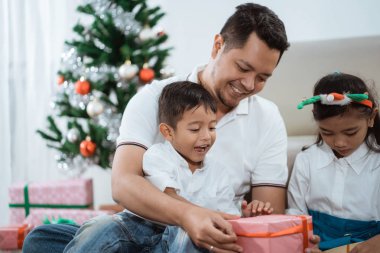 baba çocuklarını bir sürpriz hediye vermek